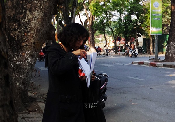 Nhiều cổ động viên có mặt tại đại sứ quán Trung Quốc để xin visa kịp đi cổ vũ U23 Việt Nam